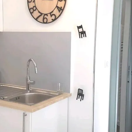 Joli Studio Refait A Neuf Dans Le Centre Ville De Aux Chartrons Apartment
