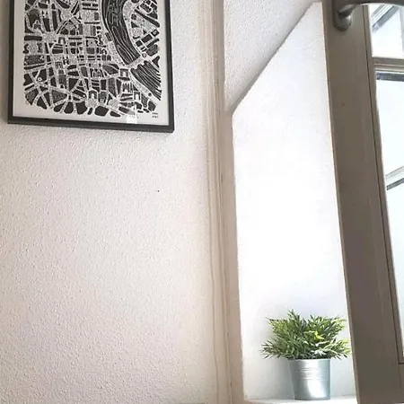 Joli Studio Refait A Neuf Dans Le Centre Ville De Aux Chartrons Apartment
